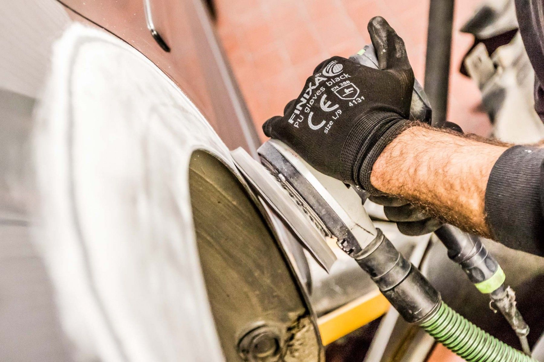 Schaden an der Carrosserie wird repariert